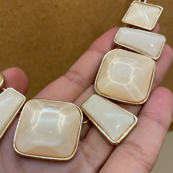 Light Peach Statement Necklace - Picture 2 of 6